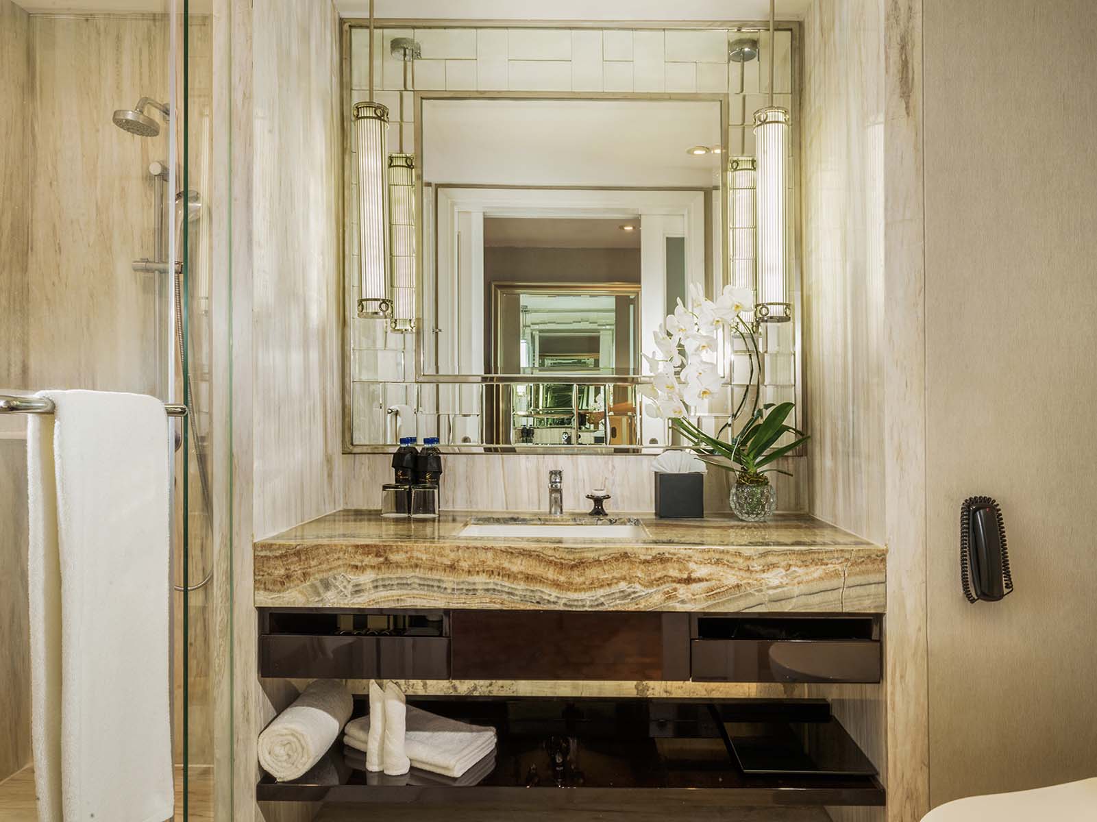 Hotel-Ciputra-World-Surabaya-Bathroom-Deluxe-Room