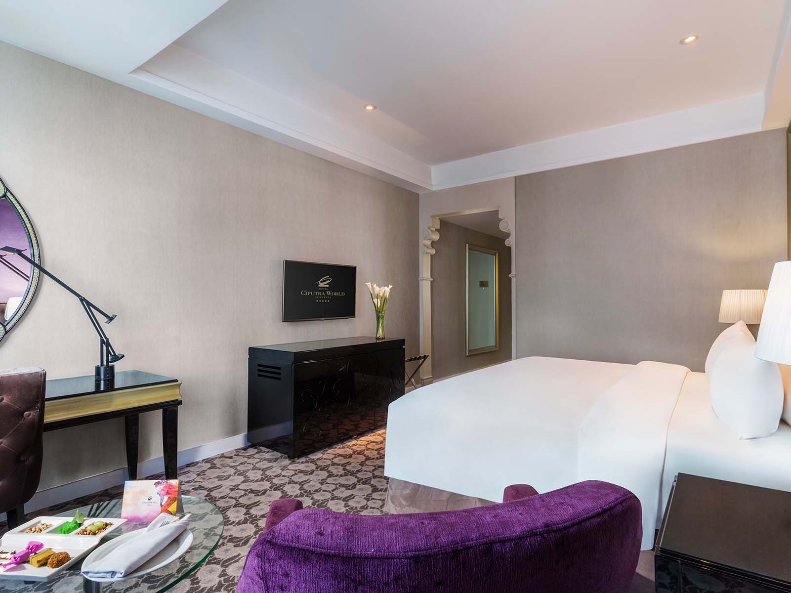 Hotel-Ciputra-World-Surabaya-Deluxe-Room-Queen-2